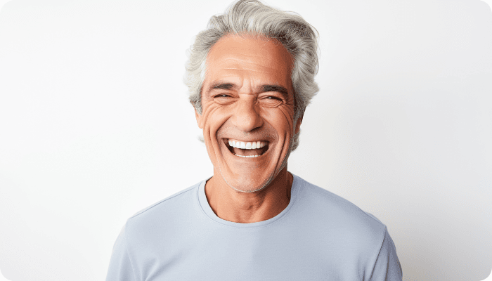 Homem sorrindo apos instalar implantes carga imediata