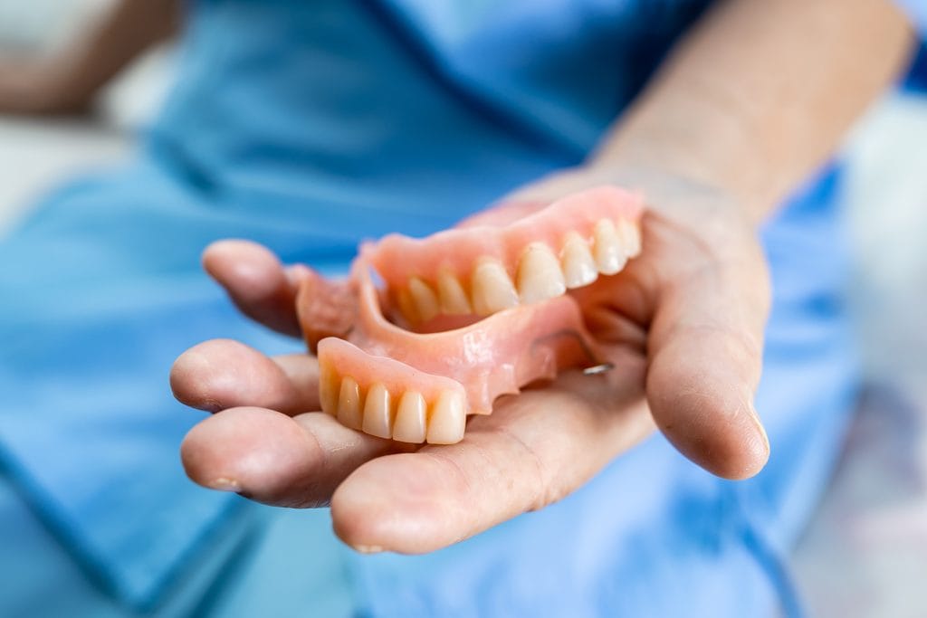 Dentadura frouxa tem solução? Descubra como estabilizar sua prótese e recuperar a qualidade de vida com os especialistas da OdontoGama Vila Matilde.