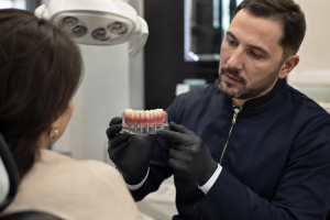 Quantos implantes são necessários para prótese protocolo?