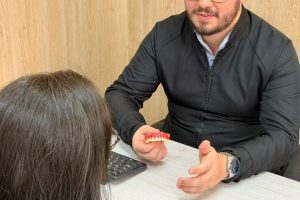 Prótese dentária nova: quanto tempo leva para se adaptar?