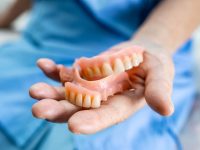 Dentadura frouxa tem solução? Descubra como estabilizar sua prótese e recuperar a qualidade de vida com os especialistas da OdontoGama Vila Matilde.