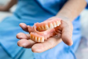 Dentadura frouxa tem solução? Descubra como estabilizar sua prótese e recuperar a qualidade de vida com os especialistas da OdontoGama Vila Matilde.